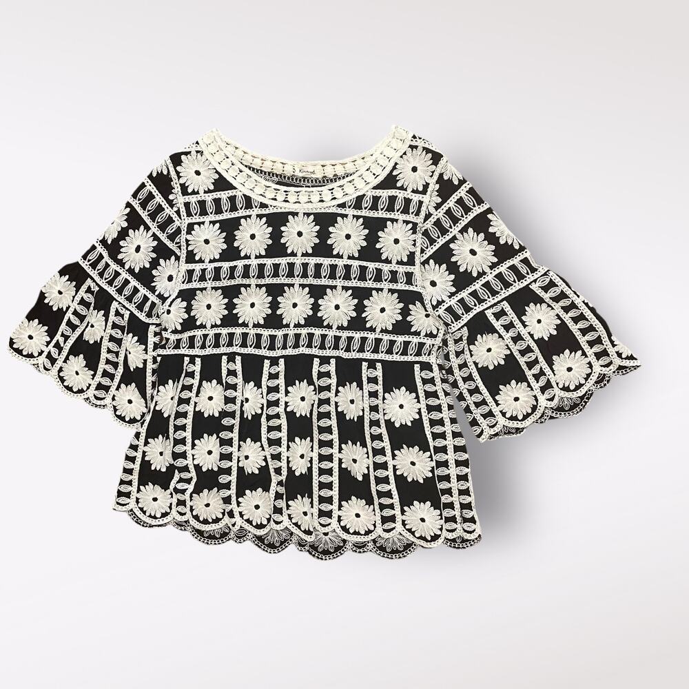 Kindred Embroidered Scalloped edge Boho Top Size M‎